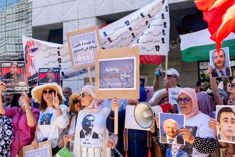 25 juillet 2024 : à Tunis sur l'avenue Habib Bourguiba la mobilisation pour ce jour de fête de la République et du coup d'état de Kais Saied il y a trois ans n'a pas mobilisé. Deux rassemblements entre les pros Saied et les familles de prisonniers politiques. Les familles des prisonniers politques mais aussi médiatiques sont veus affichéss les portraits de leur proches encarcérés depuis plusieurs mois dans les geoles tunisiennes. 