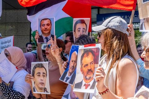 25 juillet 2024 : à Tunis sur l'avenue Habib Bourguiba la mobilisation pour ce jour de fête de la République et du coup d'état de Kais Saied il y a trois ans n'a pas mobilisé. Deux rassemblements entre les pros Saied et les familles de prisonniers politiques. Les familles des prisonniers politques mais aussi médiatiques sont veus affichéss les portraits de leur proches encarcérés depuis plusieurs mois dans les geoles tunisiennes. 