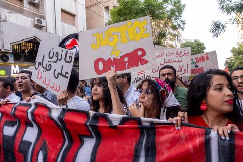 04 octobre 2024 : la marche populaire convoquée par le Réseau Tunisien pour les Droits et Libertés pour protester contre la situation politique et électorale en Tunisie s'est déroulée au coeur de Tunis sous une très forte présence policière. Un petit millier de manifestants ont défilé à Tunis, dénonçant les atteintes aux libertés et appelant au boycott du scrutin de dimanche, 1er tour des élections présidentielles. « Ni peur ni terreur, le pouvoir est entre les mains du peuple », scandaient les manifestants. 