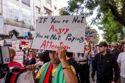 04 octobre 2024 : la marche populaire convoquée par le Réseau Tunisien pour les Droits et Libertés pour protester contre la situation politique et électorale en Tunisie s'est déroulée au coeur de Tunis sous une très forte présence policière. Un petit millier de manifestants ont défilé à Tunis, dénonçant les atteintes aux libertés et appelant au boycott du scrutin de dimanche, 1er tour des élections présidentielles. « Ni peur ni terreur, le pouvoir est entre les mains du peuple », scandaient les manifestants. 