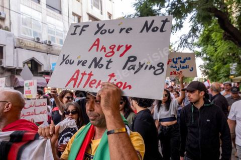 04 octobre 2024 : la marche populaire convoquée par le Réseau Tunisien pour les Droits et Libertés pour protester contre la situation politique et électorale en Tunisie s'est déroulée au coeur de Tunis sous une très forte présence policière. Un petit millier de manifestants ont défilé à Tunis, dénonçant les atteintes aux libertés et appelant au boycott du scrutin de dimanche, 1er tour des élections présidentielles. « Ni peur ni terreur, le pouvoir est entre les mains du peuple », scandaient les manifestants. 