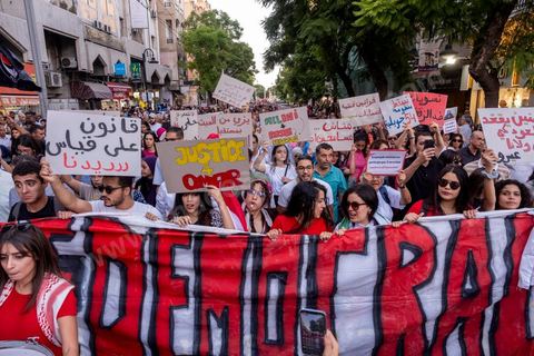 04 octobre 2024 : la marche populaire convoquée par le Réseau Tunisien pour les Droits et Libertés pour protester contre la situation politique et électorale en Tunisie s'est déroulée au coeur de Tunis sous une très forte présence policière. Un petit millier de manifestants ont défilé à Tunis, dénonçant les atteintes aux libertés et appelant au boycott du scrutin de dimanche, 1er tour des élections présidentielles. « Ni peur ni terreur, le pouvoir est entre les mains du peuple », scandaient les manifestants. 