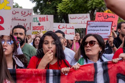 04 octobre 2024 : la marche populaire convoquée par le Réseau Tunisien pour les Droits et Libertés pour protester contre la situation politique et électorale en Tunisie s'est déroulée au coeur de Tunis sous une très forte présence policière. Un petit millier de manifestants ont défilé à Tunis, dénonçant les atteintes aux libertés et appelant au boycott du scrutin de dimanche, 1er tour des élections présidentielles. « Ni peur ni terreur, le pouvoir est entre les mains du peuple », scandaient les manifestants. 