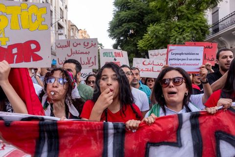 04 octobre 2024 : la marche populaire convoquée par le Réseau Tunisien pour les Droits et Libertés pour protester contre la situation politique et électorale en Tunisie s'est déroulée au coeur de Tunis sous une très forte présence policière. Un petit millier de manifestants ont défilé à Tunis, dénonçant les atteintes aux libertés et appelant au boycott du scrutin de dimanche, 1er tour des élections présidentielles. « Ni peur ni terreur, le pouvoir est entre les mains du peuple », scandaient les manifestants. 
