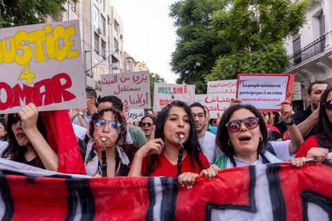 04 octobre 2024 : la marche populaire convoquée par le Réseau Tunisien pour les Droits et Libertés pour protester contre la situation politique et électorale en Tunisie s'est déroulée au coeur de Tunis sous une très forte présence policière. Un petit millier de manifestants ont défilé à Tunis, dénonçant les atteintes aux libertés et appelant au boycott du scrutin de dimanche, 1er tour des élections présidentielles. « Ni peur ni terreur, le pouvoir est entre les mains du peuple », scandaient les manifestants. 