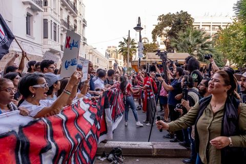04 octobre 2024 : la marche populaire convoquée par le Réseau Tunisien pour les Droits et Libertés pour protester contre la situation politique et électorale en Tunisie s'est déroulée au coeur de Tunis sous une très forte présence policière. Un petit millier de manifestants ont défilé à Tunis, dénonçant les atteintes aux libertés et appelant au boycott du scrutin de dimanche, 1er tour des élections présidentielles. « Ni peur ni terreur, le pouvoir est entre les mains du peuple », scandaient les manifestants. 