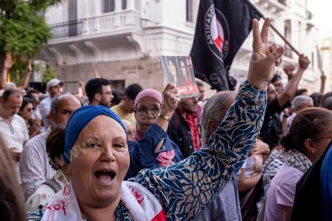 04 octobre 2024 : la marche populaire convoquée par le Réseau Tunisien pour les Droits et Libertés pour protester contre la situation politique et électorale en Tunisie s'est déroulée au coeur de Tunis sous une très forte présence policière. Un petit millier de manifestants ont défilé à Tunis, dénonçant les atteintes aux libertés et appelant au boycott du scrutin de dimanche, 1er tour des élections présidentielles. « Ni peur ni terreur, le pouvoir est entre les mains du peuple », scandaient les manifestants. 