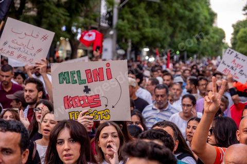 04 octobre 2024 : la marche populaire convoquée par le Réseau Tunisien pour les Droits et Libertés pour protester contre la situation politique et électorale en Tunisie s'est déroulée au coeur de Tunis sous une très forte présence policière. Un petit millier de manifestants ont défilé à Tunis, dénonçant les atteintes aux libertés et appelant au boycott du scrutin de dimanche, 1er tour des élections présidentielles. « Ni peur ni terreur, le pouvoir est entre les mains du peuple », scandaient les manifestants. 