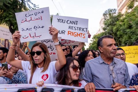 04 octobre 2024 : la marche populaire convoquée par le Réseau Tunisien pour les Droits et Libertés pour protester contre la situation politique et électorale en Tunisie s'est déroulée au coeur de Tunis sous une très forte présence policière. Un petit millier de manifestants ont défilé à Tunis, dénonçant les atteintes aux libertés et appelant au boycott du scrutin de dimanche, 1er tour des élections présidentielles. « Ni peur ni terreur, le pouvoir est entre les mains du peuple », scandaient les manifestants. 