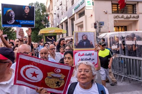 04 octobre 2024 : la marche populaire convoquée par le Réseau Tunisien pour les Droits et Libertés pour protester contre la situation politique et électorale en Tunisie s'est déroulée au coeur de Tunis sous une très forte présence policière. Un petit millier de manifestants ont défilé à Tunis, dénonçant les atteintes aux libertés et appelant au boycott du scrutin de dimanche, 1er tour des élections présidentielles. « Ni peur ni terreur, le pouvoir est entre les mains du peuple », scandaient les manifestants. 