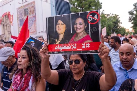 04 octobre 2024 : la marche populaire convoquée par le Réseau Tunisien pour les Droits et Libertés pour protester contre la situation politique et électorale en Tunisie s'est déroulée au coeur de Tunis sous une très forte présence policière. Un petit millier de manifestants ont défilé à Tunis, dénonçant les atteintes aux libertés et appelant au boycott du scrutin de dimanche, 1er tour des élections présidentielles. « Ni peur ni terreur, le pouvoir est entre les mains du peuple », scandaient les manifestants. 
