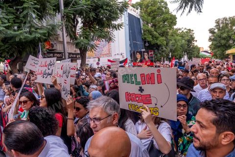 04 octobre 2024 : la marche populaire convoquée par le Réseau Tunisien pour les Droits et Libertés pour protester contre la situation politique et électorale en Tunisie s'est déroulée au coeur de Tunis sous une très forte présence policière. Un petit millier de manifestants ont défilé à Tunis, dénonçant les atteintes aux libertés et appelant au boycott du scrutin de dimanche, 1er tour des élections présidentielles. « Ni peur ni terreur, le pouvoir est entre les mains du peuple », scandaient les manifestants. 