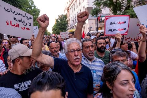 04 octobre 2024 : la marche populaire convoquée par le Réseau Tunisien pour les Droits et Libertés pour protester contre la situation politique et électorale en Tunisie s'est déroulée au coeur de Tunis sous une très forte présence policière. Un petit millier de manifestants ont défilé à Tunis, dénonçant les atteintes aux libertés et appelant au boycott du scrutin de dimanche, 1er tour des élections présidentielles. « Ni peur ni terreur, le pouvoir est entre les mains du peuple », scandaient les manifestants. 