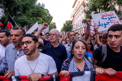 04 octobre 2024 : la marche populaire convoquée par le Réseau Tunisien pour les Droits et Libertés pour protester contre la situation politique et électorale en Tunisie s'est déroulée au coeur de Tunis sous une très forte présence policière. Un petit millier de manifestants ont défilé à Tunis, dénonçant les atteintes aux libertés et appelant au boycott du scrutin de dimanche, 1er tour des élections présidentielles. « Ni peur ni terreur, le pouvoir est entre les mains du peuple », scandaient les manifestants. 