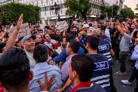 04 octobre 2024 : la marche populaire convoquée par le Réseau Tunisien pour les Droits et Libertés pour protester contre la situation politique et électorale en Tunisie s'est déroulée au coeur de Tunis sous une très forte présence policière. Un petit millier de manifestants ont défilé à Tunis, dénonçant les atteintes aux libertés et appelant au boycott du scrutin de dimanche, 1er tour des élections présidentielles. « Ni peur ni terreur, le pouvoir est entre les mains du peuple », scandaient les manifestants. 