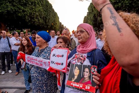 04 octobre 2024 : la marche populaire convoquée par le Réseau Tunisien pour les Droits et Libertés pour protester contre la situation politique et électorale en Tunisie s'est déroulée au coeur de Tunis sous une très forte présence policière. Un petit millier de manifestants ont défilé à Tunis, dénonçant les atteintes aux libertés et appelant au boycott du scrutin de dimanche, 1er tour des élections présidentielles. « Ni peur ni terreur, le pouvoir est entre les mains du peuple », scandaient les manifestants. 