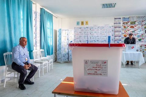 6 octobre 2024 : à 8h ouverture des bureaux de vote sur tout le territoire tunisien pour le 1er tour des léections présidentielles. Trois candidats autorisés à participer, dont un en prison condamné à 12 ans, et le président sortant Kais Saied dont sa réélection ne semble pas faire de doute dès le 1er tour. La question ce matin est la mobilisation citoyenne. 