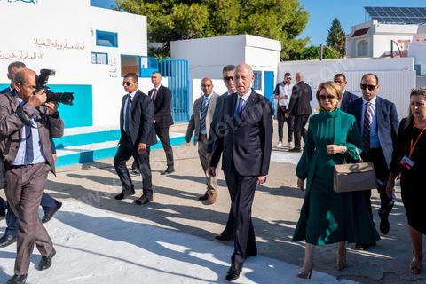 6 octobre 2024 : à 8h ouverture des bureaux de vote sur tout le territoire tunisien pour le 1er tour des léections présidentielles. Trois candidats autorisés à participer, dont un en prison condamné à 12 ans, et le président sortant Kais Saied dont sa réélection ne semble pas faire de doute dès le 1er tour. La question ce matin est la mobilisation citoyenne. Sous très haute sécurité le président sortant, Kais Saied, et sa femme se rendent à leur bureau de vote à Tunis, le président se prête au jeu des selfies et rencontre avce les citoyens venus voter dans son centre de vote. 