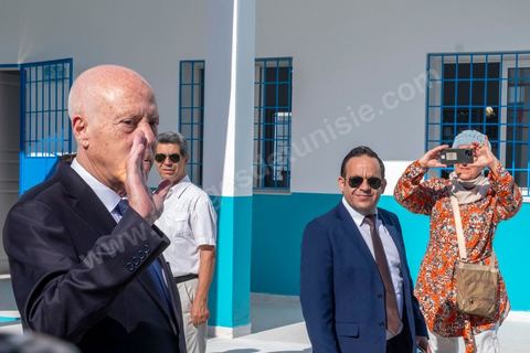 6 octobre 2024 : à 8h ouverture des bureaux de vote sur tout le territoire tunisien pour le 1er tour des léections présidentielles. Trois candidats autorisés à participer, dont un en prison condamné à 12 ans, et le président sortant Kais Saied dont sa réélection ne semble pas faire de doute dès le 1er tour. La question ce matin est la mobilisation citoyenne. Sous très haute sécurité le président sortant, Kais Saied, et sa femme se rendent à leur bureau de vote à Tunis, le président se prête au jeu des selfies et rencontre avce les citoyens venus voter dans son centre de vote. 