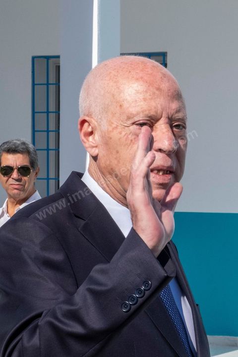 6 octobre 2024 : à 8h ouverture des bureaux de vote sur tout le territoire tunisien pour le 1er tour des léections présidentielles. Trois candidats autorisés à participer, dont un en prison condamné à 12 ans, et le président sortant Kais Saied dont sa réélection ne semble pas faire de doute dès le 1er tour. La question ce matin est la mobilisation citoyenne. Sous très haute sécurité le président sortant, Kais Saied, et sa femme se rendent à leur bureau de vote à Tunis, le président se prête au jeu des selfies et rencontre avce les citoyens venus voter dans son centre de vote. 