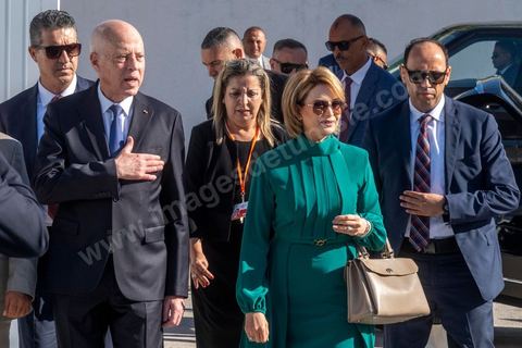 6 octobre 2024 : à 8h ouverture des bureaux de vote sur tout le territoire tunisien pour le 1er tour des léections présidentielles. Trois candidats autorisés à participer, dont un en prison condamné à 12 ans, et le président sortant Kais Saied dont sa réélection ne semble pas faire de doute dès le 1er tour. La question ce matin est la mobilisation citoyenne. Sous très haute sécurité le président sortant, Kais Saied, et sa femme se rendent à leur bureau de vote à Tunis, le président se prête au jeu des selfies et rencontre avce les citoyens venus voter dans son centre de vote. 