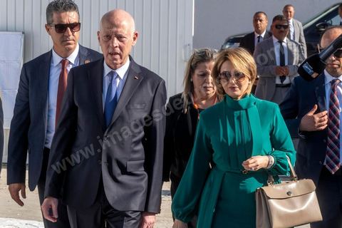 6 octobre 2024 : à 8h ouverture des bureaux de vote sur tout le territoire tunisien pour le 1er tour des léections présidentielles. Trois candidats autorisés à participer, dont un en prison condamné à 12 ans, et le président sortant Kais Saied dont sa réélection ne semble pas faire de doute dès le 1er tour. La question ce matin est la mobilisation citoyenne. Sous très haute sécurité le président sortant, Kais Saied, et sa femme se rendent à leur bureau de vote à Tunis, le président se prête au jeu des selfies et rencontre avce les citoyens venus voter dans son centre de vote. 