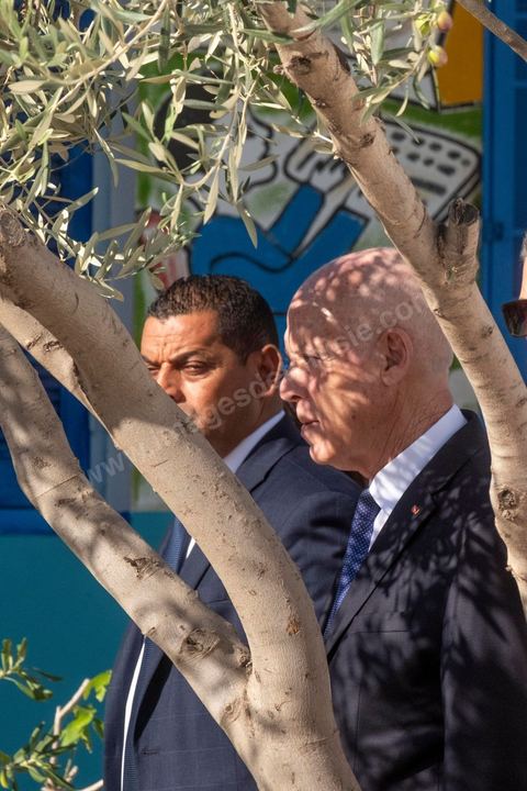 6 octobre 2024 : à 8h ouverture des bureaux de vote sur tout le territoire tunisien pour le 1er tour des léections présidentielles. Trois candidats autorisés à participer, dont un en prison condamné à 12 ans, et le président sortant Kais Saied dont sa réélection ne semble pas faire de doute dès le 1er tour. La question ce matin est la mobilisation citoyenne. Sous très haute sécurité le président sortant, Kais Saied, et sa femme se rendent à leur bureau de vote à Tunis, le président se prête au jeu des selfies et rencontre avce les citoyens venus voter dans son centre de vote. 