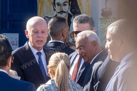 6 octobre 2024 : à 8h ouverture des bureaux de vote sur tout le territoire tunisien pour le 1er tour des léections présidentielles. Trois candidats autorisés à participer, dont un en prison condamné à 12 ans, et le président sortant Kais Saied dont sa réélection ne semble pas faire de doute dès le 1er tour. La question ce matin est la mobilisation citoyenne. Sous très haute sécurité le président sortant, Kais Saied, et sa femme se rendent à leur bureau de vote à Tunis, le président se prête au jeu des selfies et rencontre avce les citoyens venus voter dans son centre de vote. 