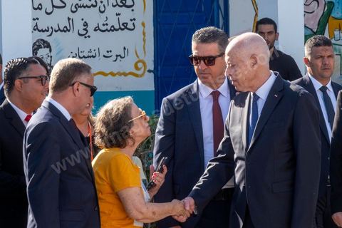 6 octobre 2024 : à 8h ouverture des bureaux de vote sur tout le territoire tunisien pour le 1er tour des léections présidentielles. Trois candidats autorisés à participer, dont un en prison condamné à 12 ans, et le président sortant Kais Saied dont sa réélection ne semble pas faire de doute dès le 1er tour. La question ce matin est la mobilisation citoyenne. Sous très haute sécurité le président sortant, Kais Saied, et sa femme se rendent à leur bureau de vote à Tunis, le président se prête au jeu des selfies et rencontre avce les citoyens venus voter dans son centre de vote. 