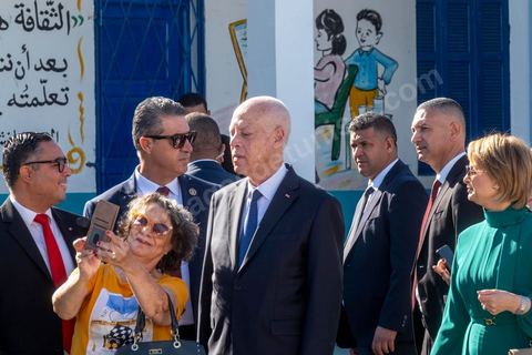 6 octobre 2024 : à 8h ouverture des bureaux de vote sur tout le territoire tunisien pour le 1er tour des léections présidentielles. Trois candidats autorisés à participer, dont un en prison condamné à 12 ans, et le président sortant Kais Saied dont sa réélection ne semble pas faire de doute dès le 1er tour. La question ce matin est la mobilisation citoyenne. Sous très haute sécurité le président sortant, Kais Saied, et sa femme se rendent à leur bureau de vote à Tunis, le président se prête au jeu des selfies et rencontre avce les citoyens venus voter dans son centre de vote. 