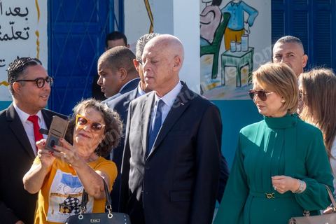 6 octobre 2024 : à 8h ouverture des bureaux de vote sur tout le territoire tunisien pour le 1er tour des léections présidentielles. Trois candidats autorisés à participer, dont un en prison condamné à 12 ans, et le président sortant Kais Saied dont sa réélection ne semble pas faire de doute dès le 1er tour. La question ce matin est la mobilisation citoyenne. Sous très haute sécurité le président sortant, Kais Saied, et sa femme se rendent à leur bureau de vote à Tunis, le président se prête au jeu des selfies et rencontre avce les citoyens venus voter dans son centre de vote. 