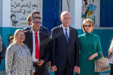 6 octobre 2024 : à 8h ouverture des bureaux de vote sur tout le territoire tunisien pour le 1er tour des léections présidentielles. Trois candidats autorisés à participer, dont un en prison condamné à 12 ans, et le président sortant Kais Saied dont sa réélection ne semble pas faire de doute dès le 1er tour. La question ce matin est la mobilisation citoyenne. Sous très haute sécurité le président sortant, Kais Saied, et sa femme se rendent à leur bureau de vote à Tunis, le président se prête au jeu des selfies et rencontre avce les citoyens venus voter dans son centre de vote. 