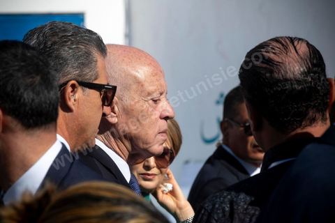 6 octobre 2024 : à 8h ouverture des bureaux de vote sur tout le territoire tunisien pour le 1er tour des léections présidentielles. Trois candidats autorisés à participer, dont un en prison condamné à 12 ans, et le président sortant Kais Saied dont sa réélection ne semble pas faire de doute dès le 1er tour. La question ce matin est la mobilisation citoyenne. Sous très haute sécurité le président sortant, Kais Saied, et sa femme se rendent à leur bureau de vote à Tunis, le président se prête au jeu des selfies et rencontre avce les citoyens venus voter dans son centre de vote. 