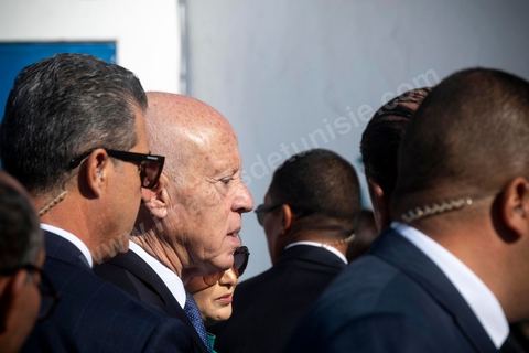 6 octobre 2024 : à 8h ouverture des bureaux de vote sur tout le territoire tunisien pour le 1er tour des léections présidentielles. Trois candidats autorisés à participer, dont un en prison condamné à 12 ans, et le président sortant Kais Saied dont sa réélection ne semble pas faire de doute dès le 1er tour. La question ce matin est la mobilisation citoyenne. Sous très haute sécurité le président sortant, Kais Saied, et sa femme se rendent à leur bureau de vote à Tunis, le président se prête au jeu des selfies et rencontre avce les citoyens venus voter dans son centre de vote. 