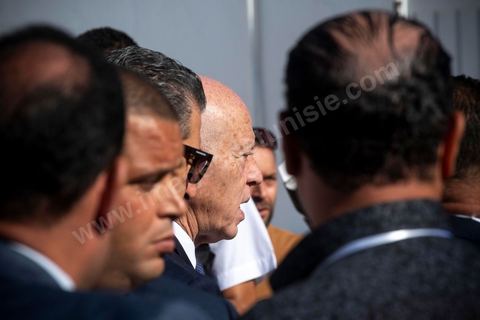 6 octobre 2024 : à 8h ouverture des bureaux de vote sur tout le territoire tunisien pour le 1er tour des léections présidentielles. Trois candidats autorisés à participer, dont un en prison condamné à 12 ans, et le président sortant Kais Saied dont sa réélection ne semble pas faire de doute dès le 1er tour. La question ce matin est la mobilisation citoyenne. Sous très haute sécurité le président sortant, Kais Saied, et sa femme se rendent à leur bureau de vote à Tunis, le président se prête au jeu des selfies et rencontre avce les citoyens venus voter dans son centre de vote. 