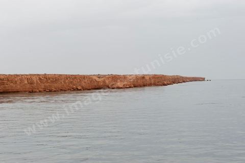 Adjim, sur la côte sud-ouest de Djerba, est le point de départ du bac qui relie l'île au continent, à Jorf, à travers le chenal séparant Djerba de la Tunisie continentale. Le port, encore marqué par une activité de pêche traditionnelle, offre des ambiances changeantes au fil de la journée, entre lever et coucher de soleil sur la mer, bateaux amarrés et silhouettes des jetées.