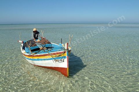 Adjim, sur la côte sud-ouest de Djerba, est le point de départ du bac qui relie l'île au continent, à Jorf, à travers le chenal séparant Djerba de la Tunisie continentale. Le port, encore marqué par une activité de pêche traditionnelle, offre des ambiances changeantes au fil de la journée, entre lever et coucher de soleil sur la mer, bateaux amarrés et silhouettes des jetées.