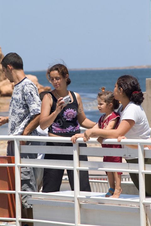 Adjim, sur la côte sud-ouest de Djerba, est le point de départ du bac qui relie l'île au continent, à Jorf, à travers le chenal séparant Djerba de la Tunisie continentale. Le port, encore marqué par une activité de pêche traditionnelle, offre des ambiances changeantes au fil de la journée, entre lever et coucher de soleil sur la mer, bateaux amarrés et silhouettes des jetées.