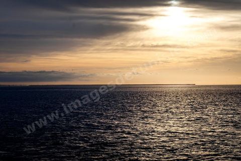 Adjim, sur la côte sud-ouest de Djerba, est le point de départ du bac qui relie l'île au continent, à Jorf, à travers le chenal séparant Djerba de la Tunisie continentale. Le port, encore marqué par une activité de pêche traditionnelle, offre des ambiances changeantes au fil de la journée, entre lever et coucher de soleil sur la mer, bateaux amarrés et silhouettes des jetées.