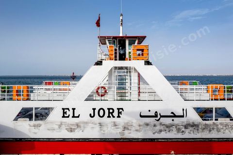 Adjim, sur la côte sud-ouest de Djerba, est le point de départ du bac qui relie l'île au continent, à Jorf, à travers le chenal séparant Djerba de la Tunisie continentale. Le port, encore marqué par une activité de pêche traditionnelle, offre des ambiances changeantes au fil de la journée, entre lever et coucher de soleil sur la mer, bateaux amarrés et silhouettes des jetées.
