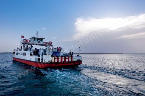 Adjim, sur la côte sud-ouest de Djerba, est le point de départ du bac qui relie l'île au continent, à Jorf, à travers le chenal séparant Djerba de la Tunisie continentale. Le port, encore marqué par une activité de pêche traditionnelle, offre des ambiances changeantes au fil de la journée, entre lever et coucher de soleil sur la mer, bateaux amarrés et silhouettes des jetées.