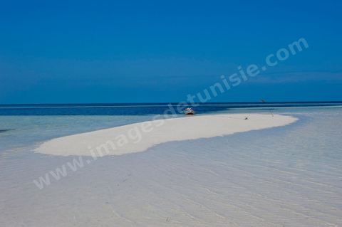 Adjim, sur la côte sud-ouest de Djerba, est le point de départ du bac qui relie l'île au continent, à Jorf, à travers le chenal séparant Djerba de la Tunisie continentale. Le port, encore marqué par une activité de pêche traditionnelle, offre des ambiances changeantes au fil de la journée, entre lever et coucher de soleil sur la mer, bateaux amarrés et silhouettes des jetées.