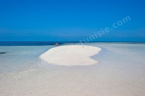 Adjim, sur la côte sud-ouest de Djerba, est le point de départ du bac qui relie l'île au continent, à Jorf, à travers le chenal séparant Djerba de la Tunisie continentale. Le port, encore marqué par une activité de pêche traditionnelle, offre des ambiances changeantes au fil de la journée, entre lever et coucher de soleil sur la mer, bateaux amarrés et silhouettes des jetées.