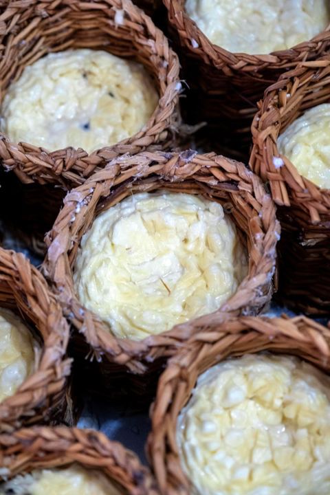 Zied Ben Youssef est fromager, sur les hauteurs de Béja il fait du fromage de Brebis et de vache mais aussi vous invite à sa table d'hôte pour déguster le couscous traditionnel de Béja. Il fait partie du projet de l’Union Européenne ‘Lactimed’. Le fromage est fait en direct au coeur du restaurant avec la transformation quotidienne de 20 à 40 L de lait de fromage frais et ricotta.C’est l’occasion aussi de déguster des produits laitiers frais : du yaourt, de la ricotta, du beurre et du lait de brebis.
