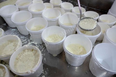 Zied Ben Youssef est fromager, sur les hauteurs de Béja il fait du fromage de Brebis et de vache mais aussi vous invite à sa table d'hôte pour déguster le couscous traditionnel de Béja. Il fait partie du projet de l’Union Européenne ‘Lactimed’. Le fromage est fait en direct au coeur du restaurant avec la transformation quotidienne de 20 à 40 L de lait de fromage frais et ricotta.C’est l’occasion aussi de déguster des produits laitiers frais : du yaourt, de la ricotta, du beurre et du lait de brebis.