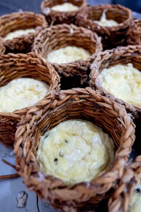 Zied Ben Youssef est fromager, sur les hauteurs de Béja il fait du fromage de Brebis et de vache mais aussi vous invite à sa table d'hôte pour déguster le couscous traditionnel de Béja. Il fait partie du projet de l’Union Européenne ‘Lactimed’. Le fromage est fait en direct au coeur du restaurant avec la transformation quotidienne de 20 à 40 L de lait de fromage frais et ricotta.C’est l’occasion aussi de déguster des produits laitiers frais : du yaourt, de la ricotta, du beurre et du lait de brebis.