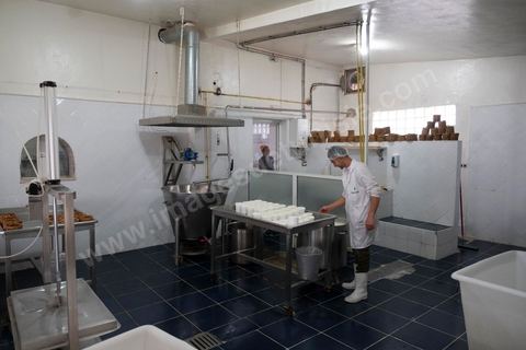 Zied Ben Youssef est fromager, sur les hauteurs de Béja il fait du fromage de Brebis et de vache mais aussi vous invite à sa table d'hôte pour déguster le couscous traditionnel de Béja. Il fait partie du projet de l’Union Européenne ‘Lactimed’. Le fromage est fait en direct au coeur du restaurant avec la transformation quotidienne de 20 à 40 L de lait de fromage frais et ricotta.C’est l’occasion aussi de déguster des produits laitiers frais : du yaourt, de la ricotta, du beurre et du lait de brebis.