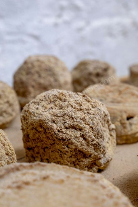 Zied Ben Youssef est fromager, sur les hauteurs de Béja il fait du fromage de Brebis et de vache mais aussi vous invite à sa table d'hôte pour déguster le couscous traditionnel de Béja. Il fait partie du projet de l’Union Européenne ‘Lactimed’. Le fromage est fait en direct au coeur du restaurant avec la transformation quotidienne de 20 à 40 L de lait de fromage frais et ricotta.C’est l’occasion aussi de déguster des produits laitiers frais : du yaourt, de la ricotta, du beurre et du lait de brebis.