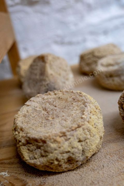 Zied Ben Youssef est fromager, sur les hauteurs de Béja il fait du fromage de Brebis et de vache mais aussi vous invite à sa table d'hôte pour déguster le couscous traditionnel de Béja. Il fait partie du projet de l’Union Européenne ‘Lactimed’. Le fromage est fait en direct au coeur du restaurant avec la transformation quotidienne de 20 à 40 L de lait de fromage frais et ricotta.C’est l’occasion aussi de déguster des produits laitiers frais : du yaourt, de la ricotta, du beurre et du lait de brebis.