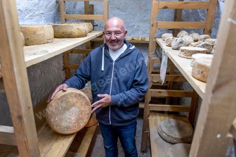 Zied Ben Youssef est fromager, sur les hauteurs de Béja il fait du fromage de Brebis et de vache mais aussi vous invite à sa table d'hôte pour déguster le couscous traditionnel de Béja. Il fait partie du projet de l’Union Européenne ‘Lactimed’. Le fromage est fait en direct au coeur du restaurant avec la transformation quotidienne de 20 à 40 L de lait de fromage frais et ricotta.C’est l’occasion aussi de déguster des produits laitiers frais : du yaourt, de la ricotta, du beurre et du lait de brebis.